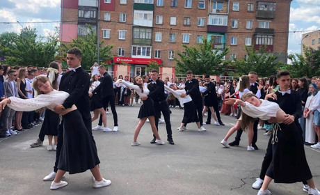 Чи варто святкувати випускні під час війни: старокостянтинівці відповіли