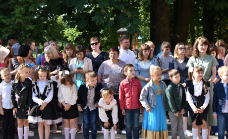 В Конотопі завершився навчальний рік. Скільки випускників закінчили навчальні заклади