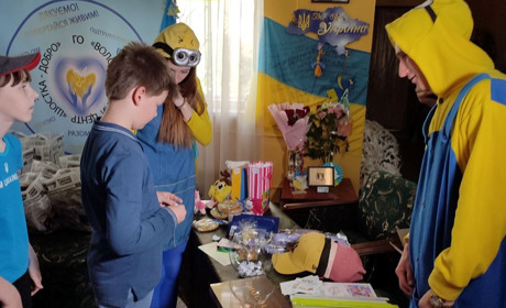 1 червня у Шостці волонтери вручали подарунки дітям загиблих захисників