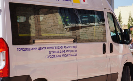 Городоцький Центр реабілітації отримав нове авто. Спецтранспорт придбано Урядом Японії