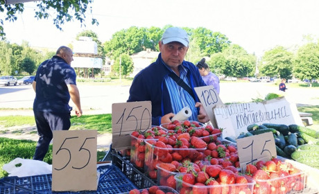 Гадяцькі черешні та узбецькі абрикоси: скільки коштують цьогорічні фрукти та ягоди