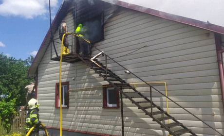 У Сарненському районі горіло два господарства: пожежі ліквідували