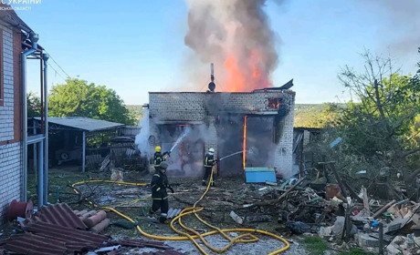 Купʼянські рятувальники зранку 5 червня ліквідували пожежу спричинену обстрілом