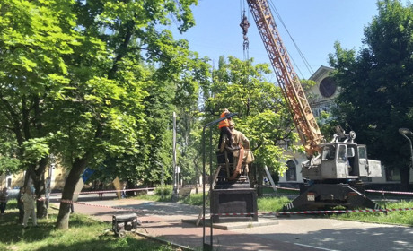 "Відпустка у день народження": у Жовтих Водах демонтували пам'ятник Пушкіну. Відео