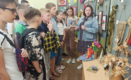 На виставку образотворчого та декоративно - прикладного мистецтва завітали учні першої школи