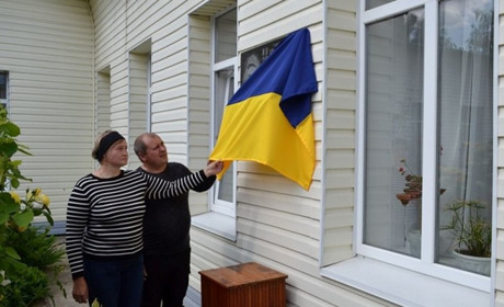 У Краснолуцькій громаді відкрили меморіальну дошку полеглому захиснику Віталію Потапенку