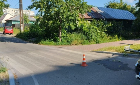 У Шостці автівка збила велосипедистку: який стан потерпілої