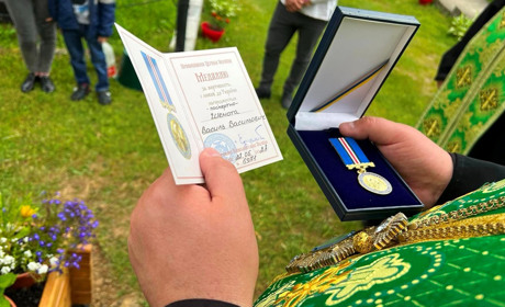 Родичам трьох полеглих воїнів Рахівської ТГ єпископ Варсонофій передав посмертні відзнаки