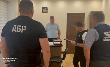 Чиновник Держгеокадастру Хмельницької області підозрюється у зловживанні владою