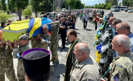 У Нікополі простилися із полеглим захисником України Дмитром Лаптєвим