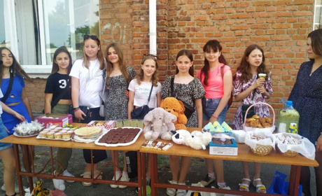 Учні Барського ліцею №2 замість традиційного останнього дзвоника провели благодійну ярмарку