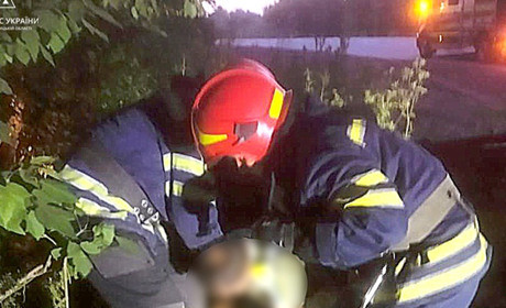 Ранкова аварія на Старокостянтинівщині: травмованого діставали рятувальники