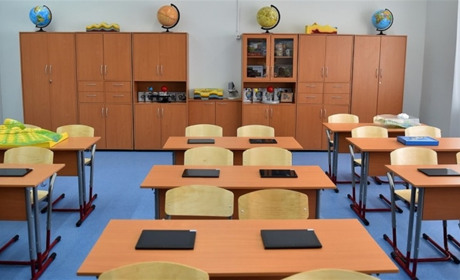 Заклади освіти Южного отримали чергову гуманітарну допомогу: цього разу забезпечили класи меблями