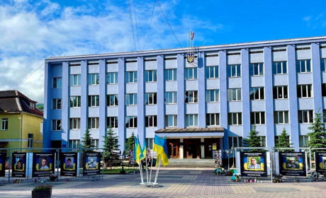 У Рахівській громаді облаштували Алею слави Героїв. Фото