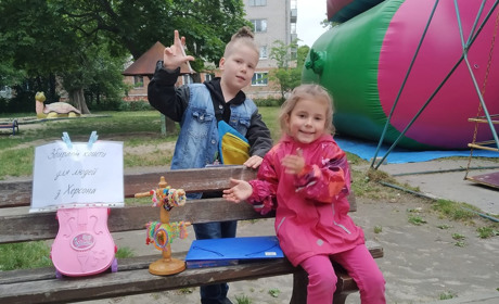 У Шостці діти збирають гроші на допомогу жителям Херсону, продаючи власноруч виготовлені браслети