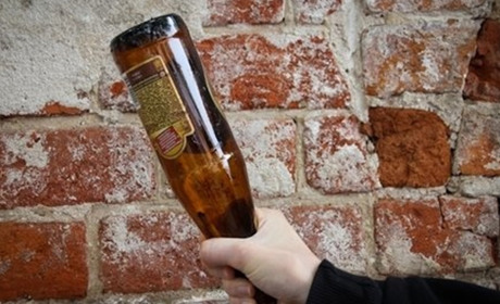 Пляшкою по голові: старокостянтинівські поліцейські затримали чоловіка, який побив знайомого