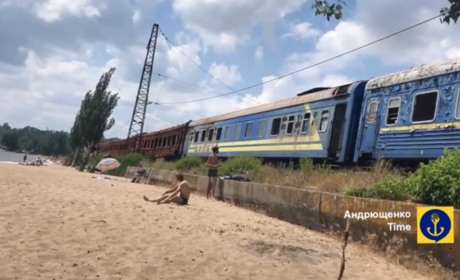 Росіяни звільняють залізничні колії у Маріуполі, щоб доставляти боєприпаси на Волноваху та Вугледар