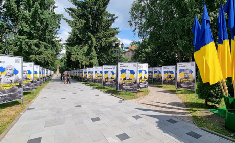 Алея пам'яті та стенд пам’яті випускників: у Звягелі вшановують героїв