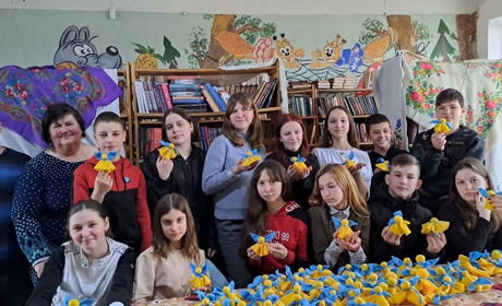 У Студениківській бібліотеці Лідія Мищенко створила центр допомоги воїнам і творчості для земляків