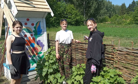 Біля етносадиби в Березі висадили патріотичну клумбу. Що відомо