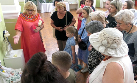 Відображають наше життя під час війни: в Глухові відкрили виставку ляльок з різних куточків України