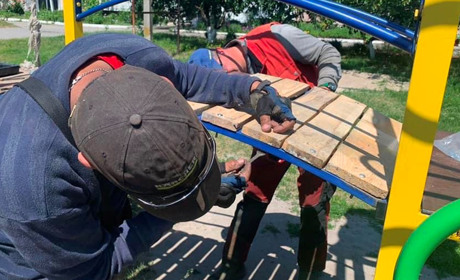 У Краснограді відремонтували два дитячих майданчики