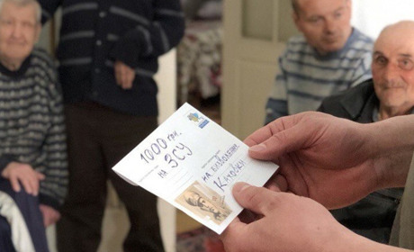 Задонатила з пенсії: мешканка будинку милосердя передала кошти на звільнення рідного міста