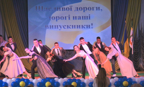 У Тростянці відбувся випускний одинадцятикласників та нагородження медалістів. Фоторепортаж
