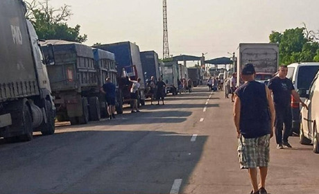 Черги у Крим - по кілька кілометрів