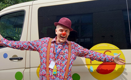 "До 2022 року я був лікарняним клоуном". Як Ян Ліхтарик роздавав гуманітарку в Жовтих Водах