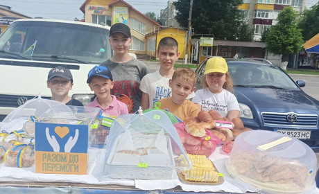 Великі справи маленькими руками: старокостянтинівські діти-волонтери знову вийшли ярмаркувати