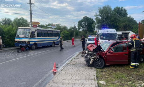 У Великих Мостах зіткнулися рейсовий автобус і автівка, травми отримали дві особи