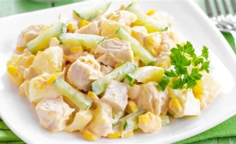 Смачний салат з куркою та ананасом