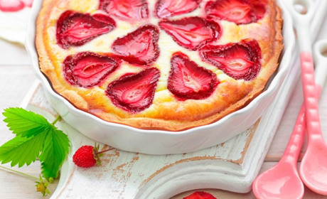 Готуємо сьогодні: рецепт заливного пирога з полуницею