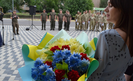 В Южноукраїнську відзначили День Конституції на оновленій площі перед мерією. Репортаж