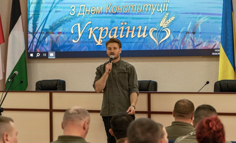 «Велика честь бути поруч з вами!»: українські артисти привітали гвардійців із Днем Конституції