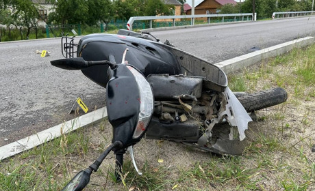 У Сарненському районі скутерист в’їхав у легковик: керманич у лікарні