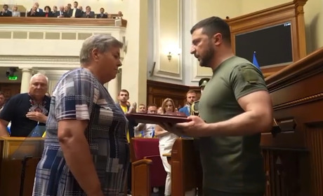 За знищення техніки під Києвом: мати загиблого бійця з Сарн отримала нагороду у Верховній Раді