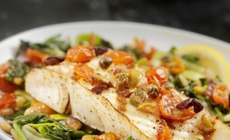 Готуємо сьогодні: рецепт риби, запеченої з овочами