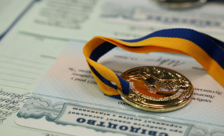 Підсумки навчального року у школах Луганщини. Кількість медалістів і тих, хто набрав 200 балів у НМТ