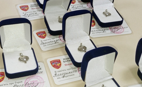«Батьківське серце». Діти загиблих захисників з Менщини отримали обереги