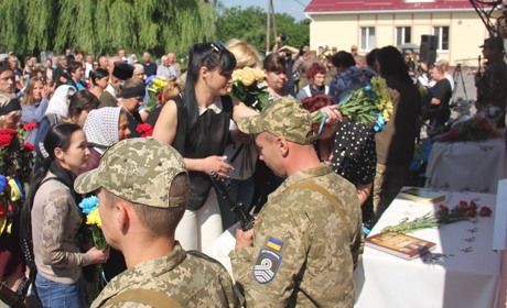 У Калинівській гімназії вшанували пам’ять випускників, які загинули, захищаючи Україну