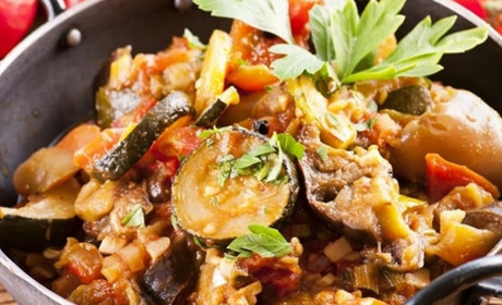 Готуємо сьогодні: рецепт овочевого рагу з баклажанами