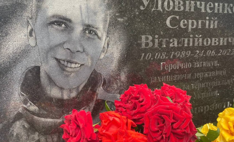 У Великобудищанській громаді відкрили меморіальну дошку на честь загиблого воїна Сергія Удовіченка