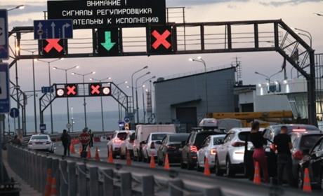 росіяни посилили перевірки машин, які їхатимуть по Керченському мосту: черги по 7 км