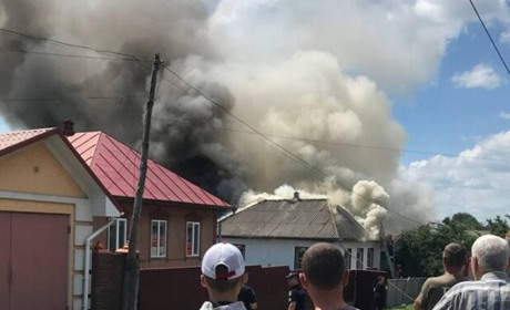 Згоріло три автомобілі, пошкоджено будівлі... Пожежа в Ніжині