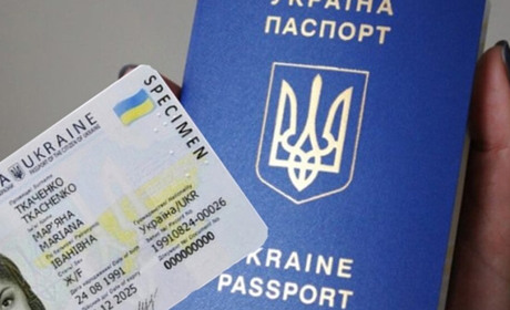 Чи може батько отримати закордонний паспорт дитини, якщо документи на оформлення подавала мати?