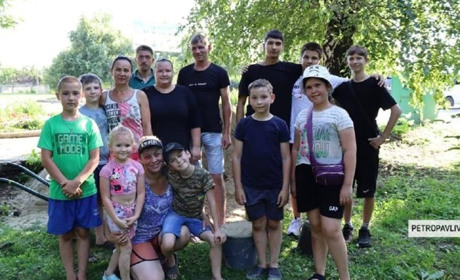 У Петропавлівці жителі упорядковують дитячий майданчик: відгукнулися найактивніші