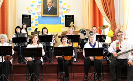 Ансамбль викладачів музичної школи переміг у конкурсі мистецтв Music Universe: який твір виконували