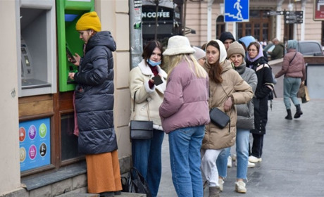 Затримують виплати переселенцям? Куди дзвонити та звертатися, якщо гроші не приходять понад місяць